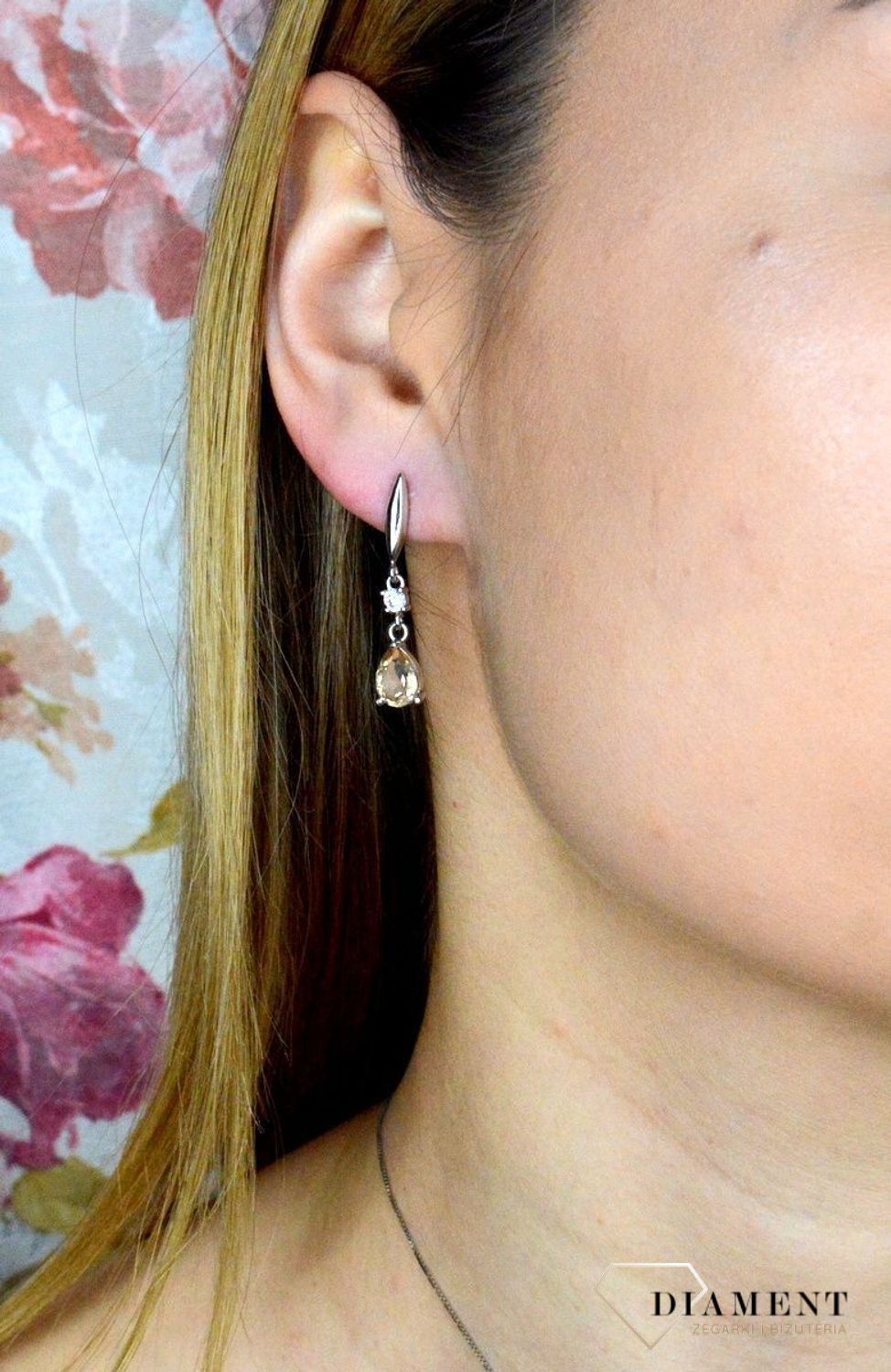 Kolczyki damskie  Prosta elegancja  A0 24 Srebrne kolczyki zapinane na ponadczasowe zapięcie typu sztyft, zostały wykonane z najwyższej jakości srebra próby 925. Idealny pomysł na prezent.jpg